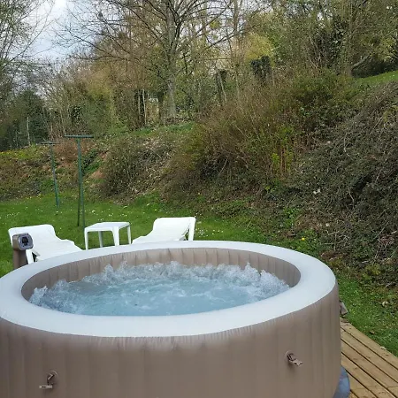 Feriehus Spacious Holiday With Jacuzzi In Gueschart